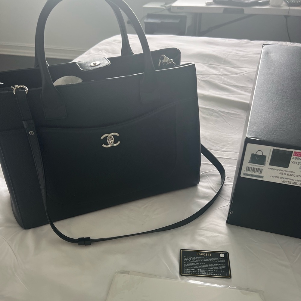 AUTHENTIC CHANEL NEO EXECUTIVE GRAINED CALFSKIN EXCELLENT CONDITION- Lar…